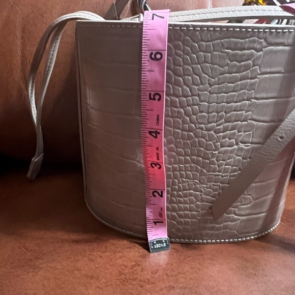 Women’s Beige Crossbody Pull String Closure Purse/Handbag Croc inspired Shell. - Picture 6 of 6